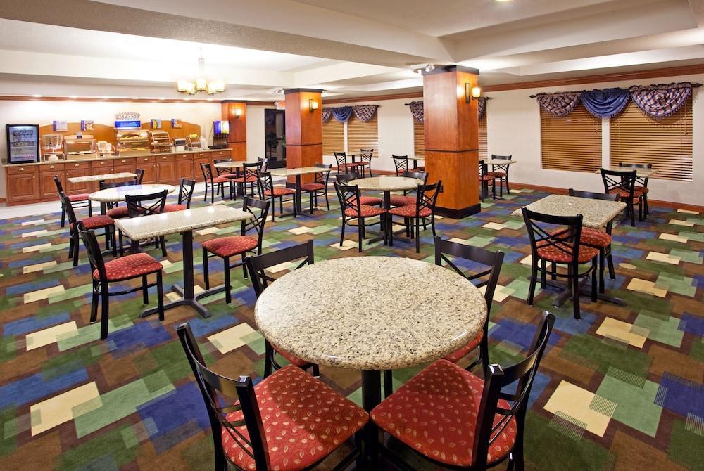 Holiday Inn Express Hotel & Suites East Lansing By Ihg Exterior photo